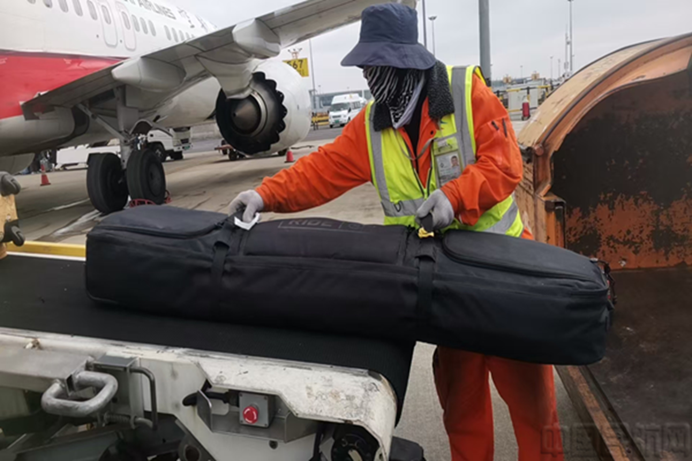 东航员工：让雪具托运便捷又安心